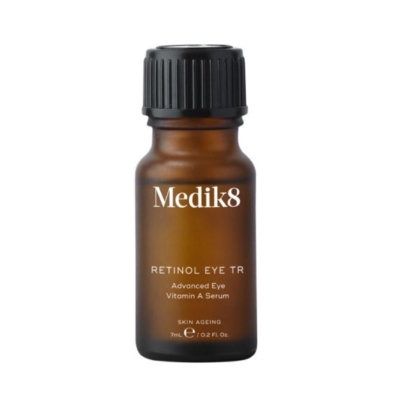 El preferido de Victoria Beckham para cuidar su contorno de ojos: Medik8 Retinol Eye, un cosmético de lujo que le recomendó la facialista de las famosas Melanie Grant. (27,49 euros en Promofarma).