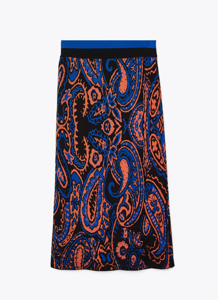 Tiro alto y largo midi, la combinación perfecta para estilizar la figura la tiene esta falda de punto con estampado jacquard. Antes: 69 euros. Ahora: 29,95 euros.