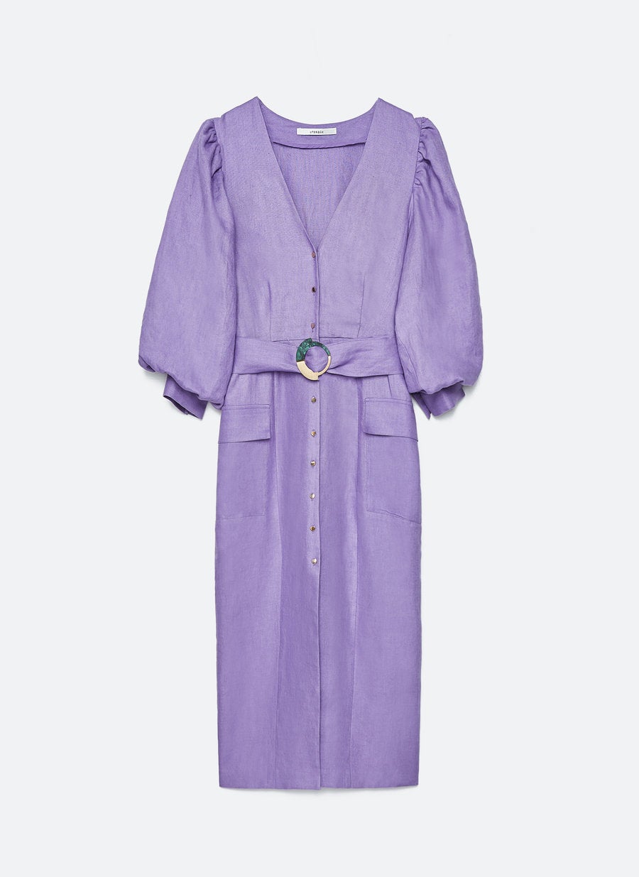 Vestido midi de lino en el tono de la temporada, el lila. (59,95 euros).