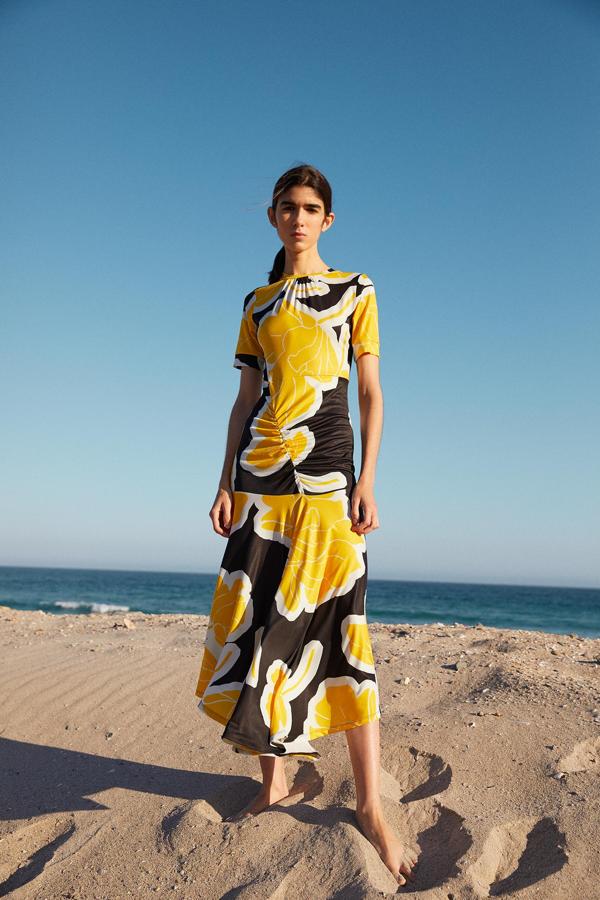 Maxivestido de algodón estampado con manga corta y frunce transversal, de las rebajas de Sfera (15,90 €).