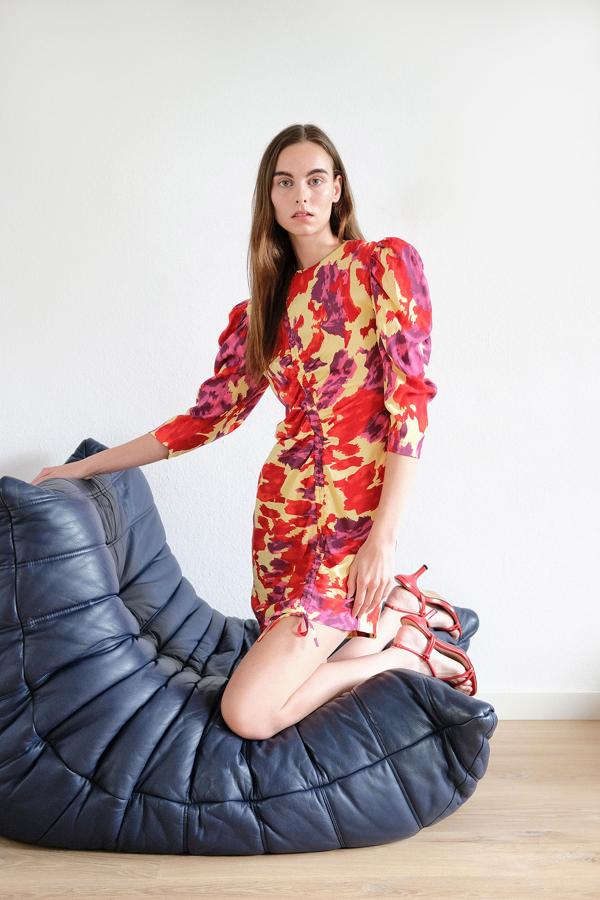 Minivestido drapeado con estampado multicolo y manga francesa, de las rebajas de Sfera (19,90 €).