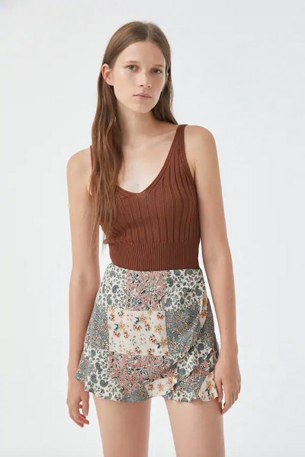 Hemos colado en la selección esta falda pantalón de Pull&Bear porque su estampado patchwork nos parece compatible con el arranque del otoño. Con detalle de volante y confeccionada en viscosa, tiene un precio de 17,99 euros y está disponible en las tallas S y M.