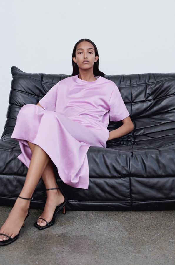 El color del año, el lila, va a seguir con nosotras en la próxima temporada y qué mejor ocasión para sumarse a esta tendencia que este vestido largo de cuello redondo y manga corta con bajo con abertura en la espalda. Es de Zara, cuesta 59,95 euros y podemos encontrarlo en las tallas M y L.