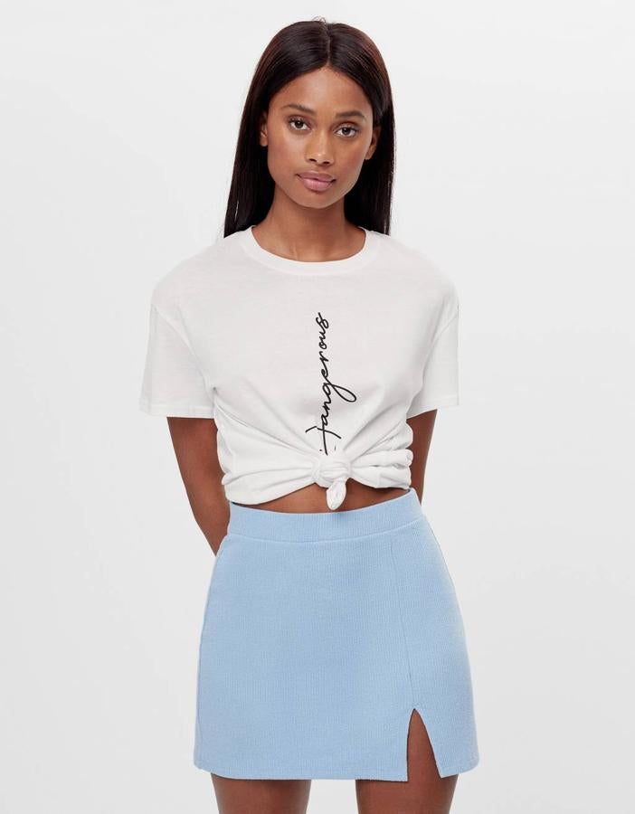 Diseño mini para esta bonita falda en azul claro confeccionada en canalé y con abertura en el bajo. Es de Bershka, cuesta 12,99 euros y solo queda en las tallas M y L.