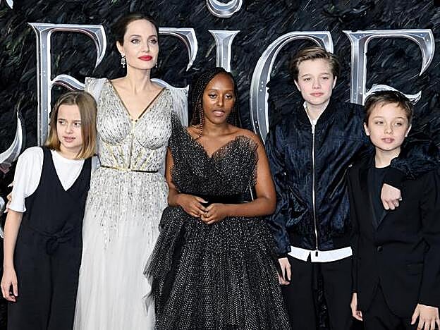 Angelina Jolie junto a sus hijos.