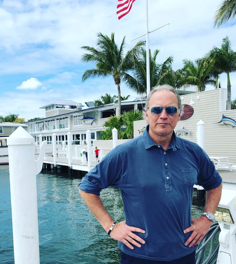 Una vez un famoso se postula en representación de una de las Españas, automáticamente se gana el desprecio de la otra. Y en eso se basa la popularidad, fama y fortuna de algunos de nuestros famosos de primera generación.