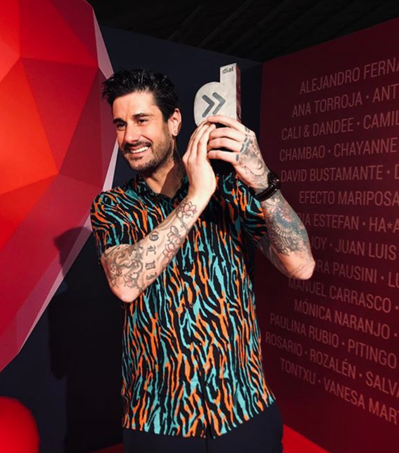 Aunque ha centrifugado su imagen como jurado en "La Voz", el público no olvida sus numeritos y modelitos de juventud. En 2007 tocó techo cuando le detuvieron en un vuelo México DF Madrid por alborotar (borracho). Ahora luce talante campechano y no sabemos qué es peor.