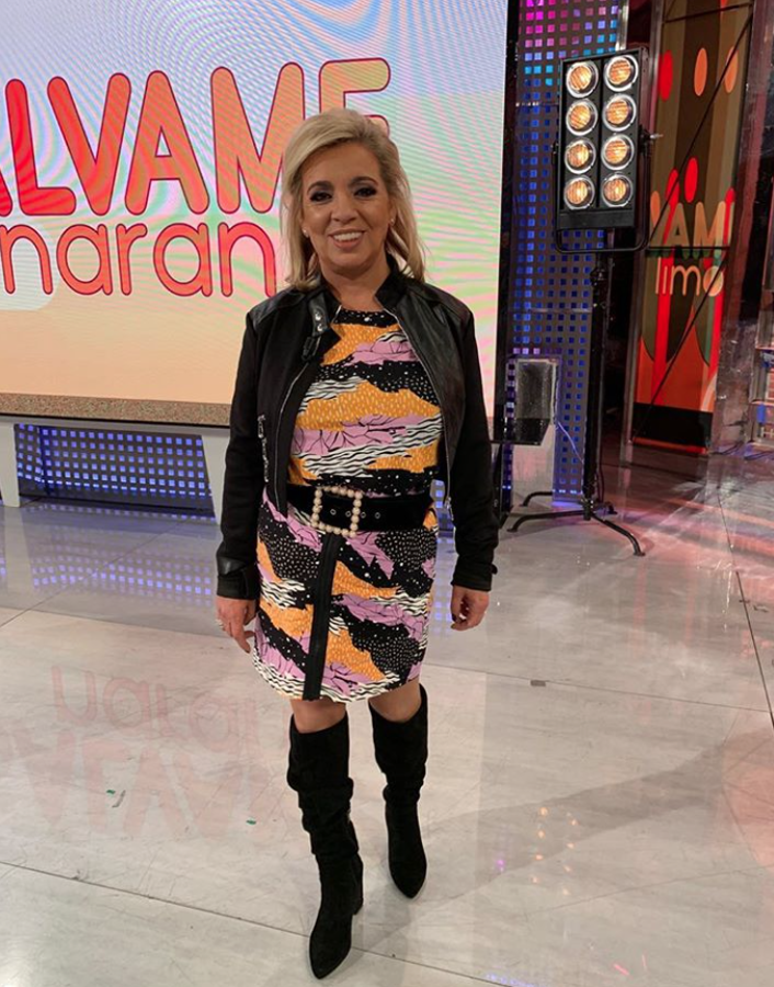 Estuvo toda una vida detrás de las cámaras, pero cuando logró colocarse delante barrió como un huracán la trayectoria de su madre, la matriarca María Teresa Campos, y de su hermana, la heredera Terelu Campos. La cámara supo ver su talón de Aquiles (su sentido del ridículo) y terminó con un tartazo en la cara. Literal.