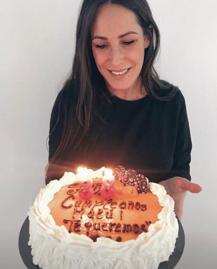 Siempre ha tenido un acomodo difícil en el sentir popular de lo femenino, con ese tono de voz algo cortante y una seguridad en sí misma notable. Por su chorro de voz podría ser la nueva más grande, pero tendría que revolucionarse en sexy y comunicar toneladas de ternura.