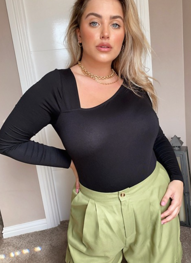 Body de manga larga con escote asimétrico en negro de Asos Design Curve, rebajado un 20%: costaba 20,99 euros y ahora te lo llevas por 16,75 euros.
