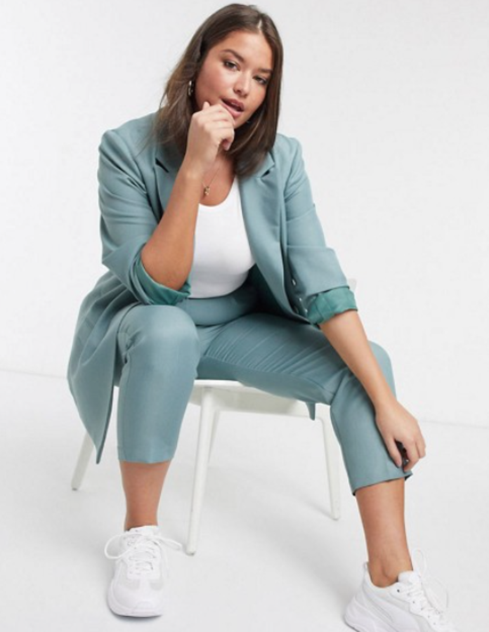 Americana silueta "dad" y pantalón con diseño encogido de Asos Design Curve, rebajado un 20%. Te llevas la chaqueta por 49,55 euros (costaba 61,99 euros) y el pantalón por 28,75 euros.