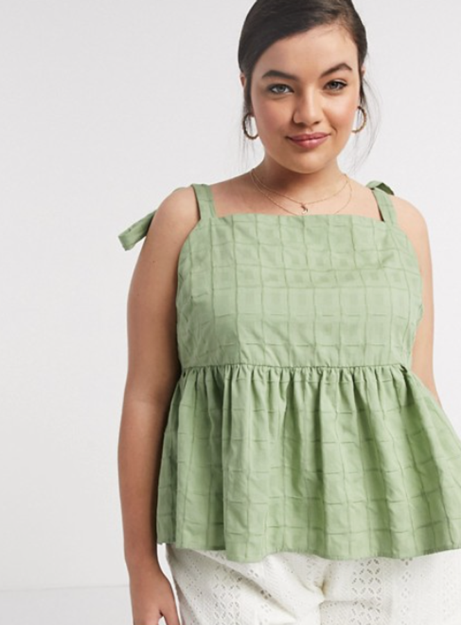 Camisola con escote cuadrado, tirantes anudados y diseño de cuadrícula con textura en caqui de Asos Design Curve, que con la rebaja del 20% se queda en 16,25 euros.