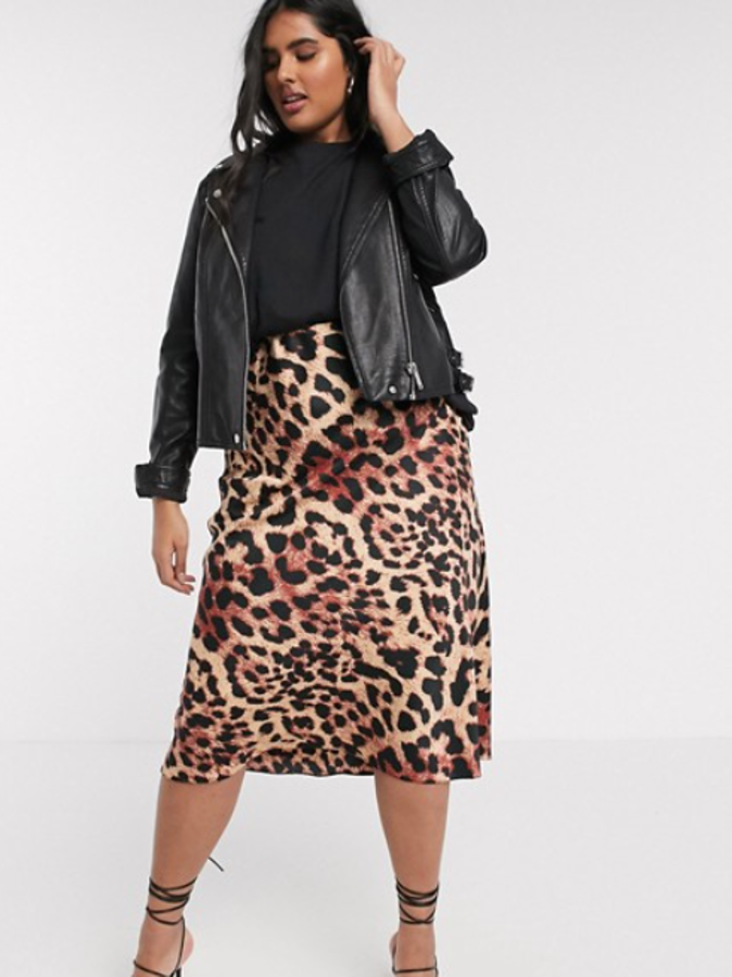 Falda midi en un tejido estampado de leopardo de Asos Design Curve, rebajada un 20%, que pasa de 48,99 euros a 39,15 euros.