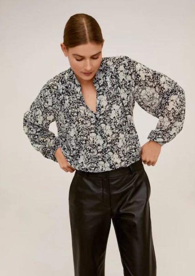 El estampado florarl nunca falla tanto en verano como en invierno. Opta por un modelo en tonalidades neutras para que te sea más sencillo de añadir a un look y dale vida, por ejemplo, a tus pantalones negros favoritos. Este es un modelo de las rebajas de Mango (9,99 euros).