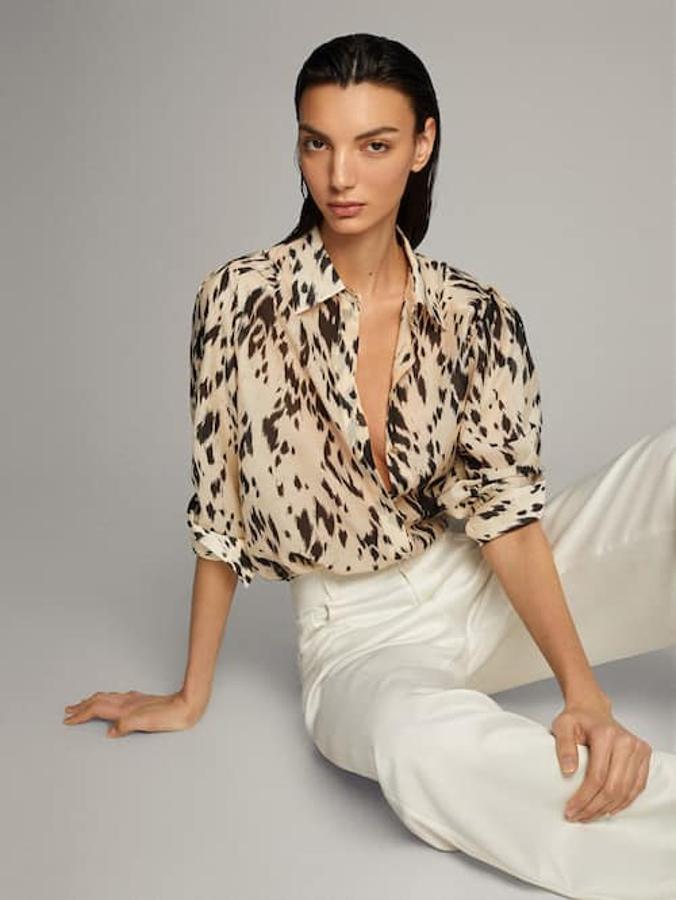 Si eres más atrevida, escoge una camisa con estampados étnicos, psicodélicos o de animal print. Juega con sus tonalidades y llévala con unos jeans y zapatillas para tus looks más casual o con unos pantalones de vestir como este look que propone Massimo Dutti con una en tonos marrones (19,95 euros).