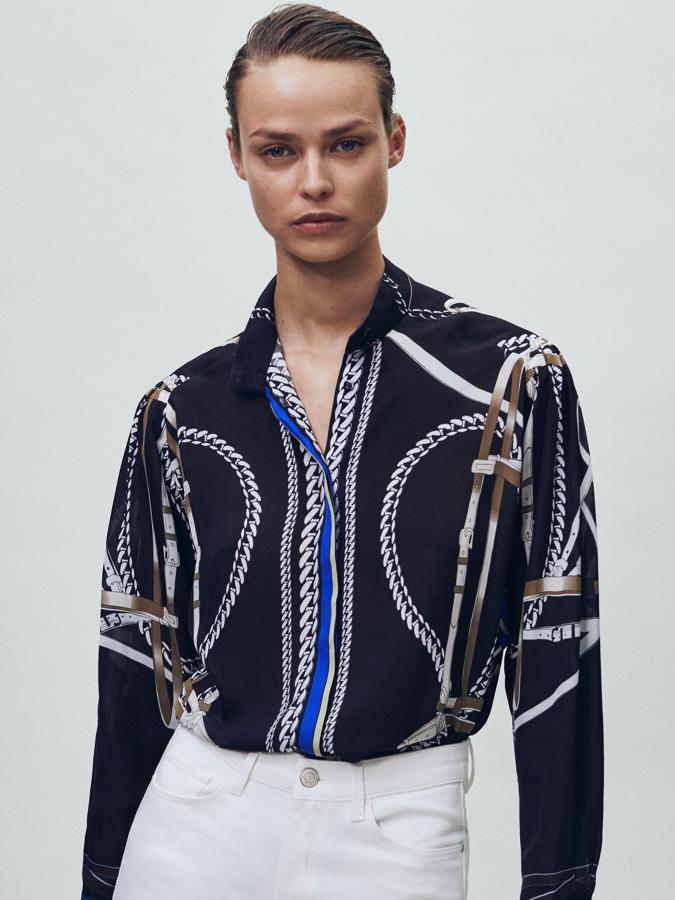 Blusa de seda con lazada al cuello y estampado de cadenas, de Massimo Dutti (69,95 €).
