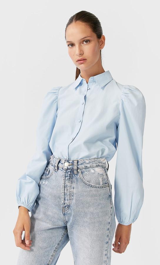 Estilizan, marcan los hombros y además son súper tendencia. Las mangas abullonadas siguen estando a la última en las colecciones de esta nueva temporada como ha demostrado Stradivarius con este modelo en azul (15,99 euros).