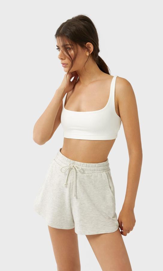 Disponible en color crudo o negro, este bralette de Stradivarius con escote recto y tirantes finos tiene un precio de 5,99 euros y está disponible en las tallas S, M y L.