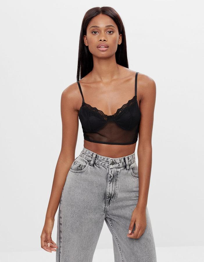 Encaje y rejilla en el bajo para este bralette de Bershka en color negro. Tiene un precio de 15,99 euros y está disponible entre las tallas XS y L.