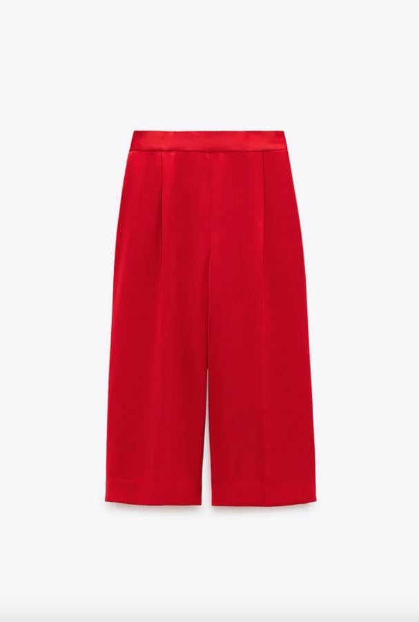 De tiro alto, con bolsillos y pinzas delanteras, estas bermudas rojas a juego con la blazer tienen un precio de 29,95 euros y estarán disponibles entre las tallas XS y L.