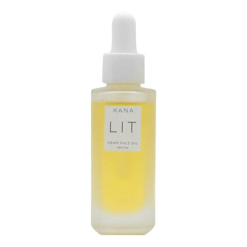 Aceite facial de cáñamo LIT de Kana Skincare. Un cosmético de rápida absorción ideal para añadir unas gotas sobre la crema de noche o sobre la base de maquillaje y que cumpla así con sus funciones: hidratar, alisar, iluminar y tratar el acné y la hinchazón. (64,99 euros en Sephora).