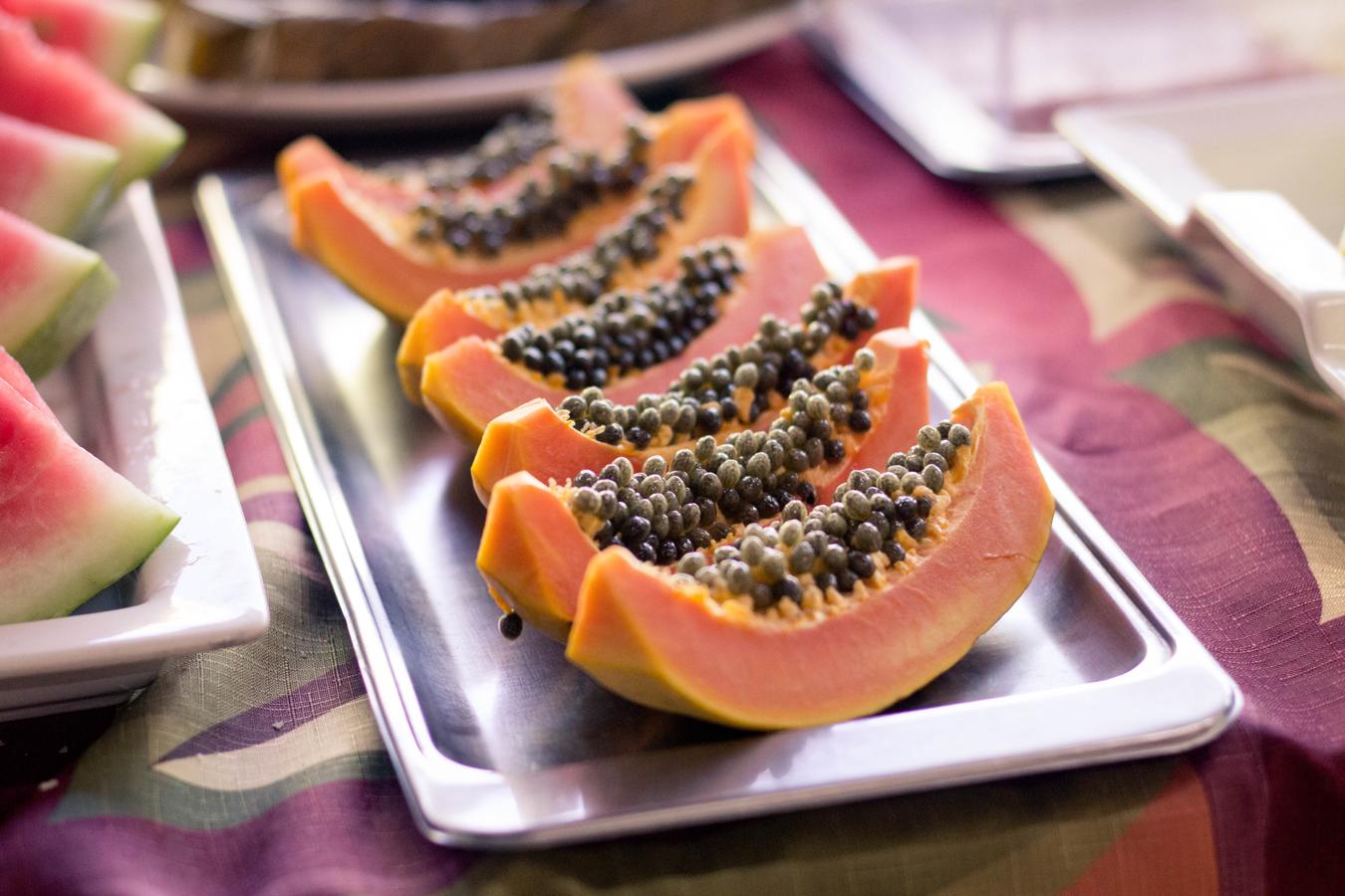 De todas las frutas exóticas y no exóticas, la campeona en cuanto a contenido de vitamina C es la papaya: una taza llena con su rica carne anaranjada (unos 100 g) contienen hasta 82 mg de este micronutriente, además de vitamina A y D, fibra y mucho sabor. Y todo esto por tan solo 43 calorías. Nadie da más.