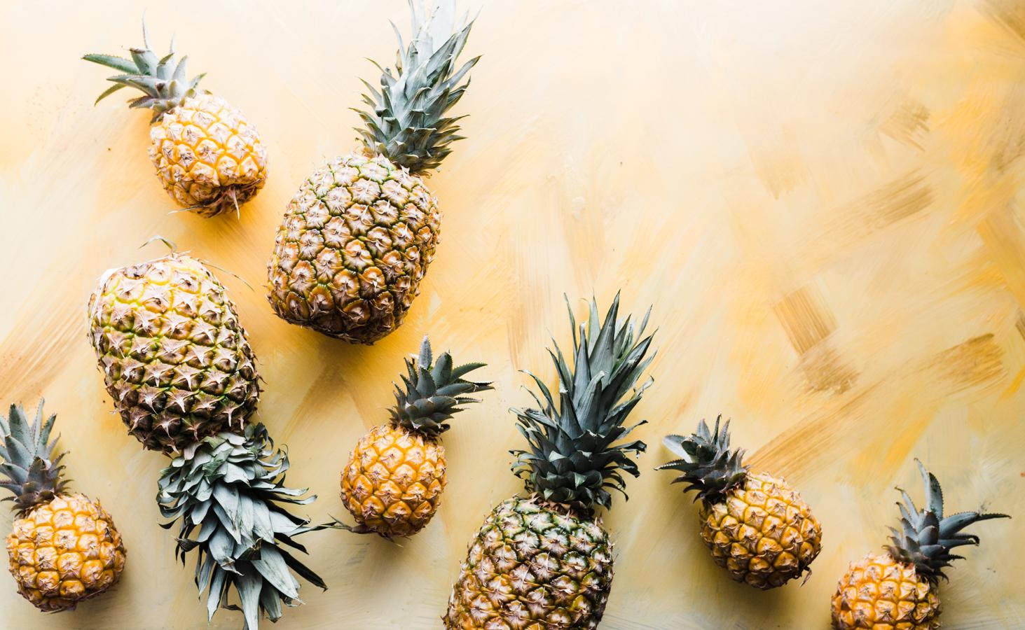 Una ración de 100 g de piña nos aportan 79 mg de vitamina C y bromelina, una sustancia que nos facilita la digestión y reduce la hinchazón del abdomen. Vamos, que si en verano comes piña no solo conseguirás proteger tu sistema inmunitario, es que gracias a la acción de la bromelina y la fibra te verás más delgada.
