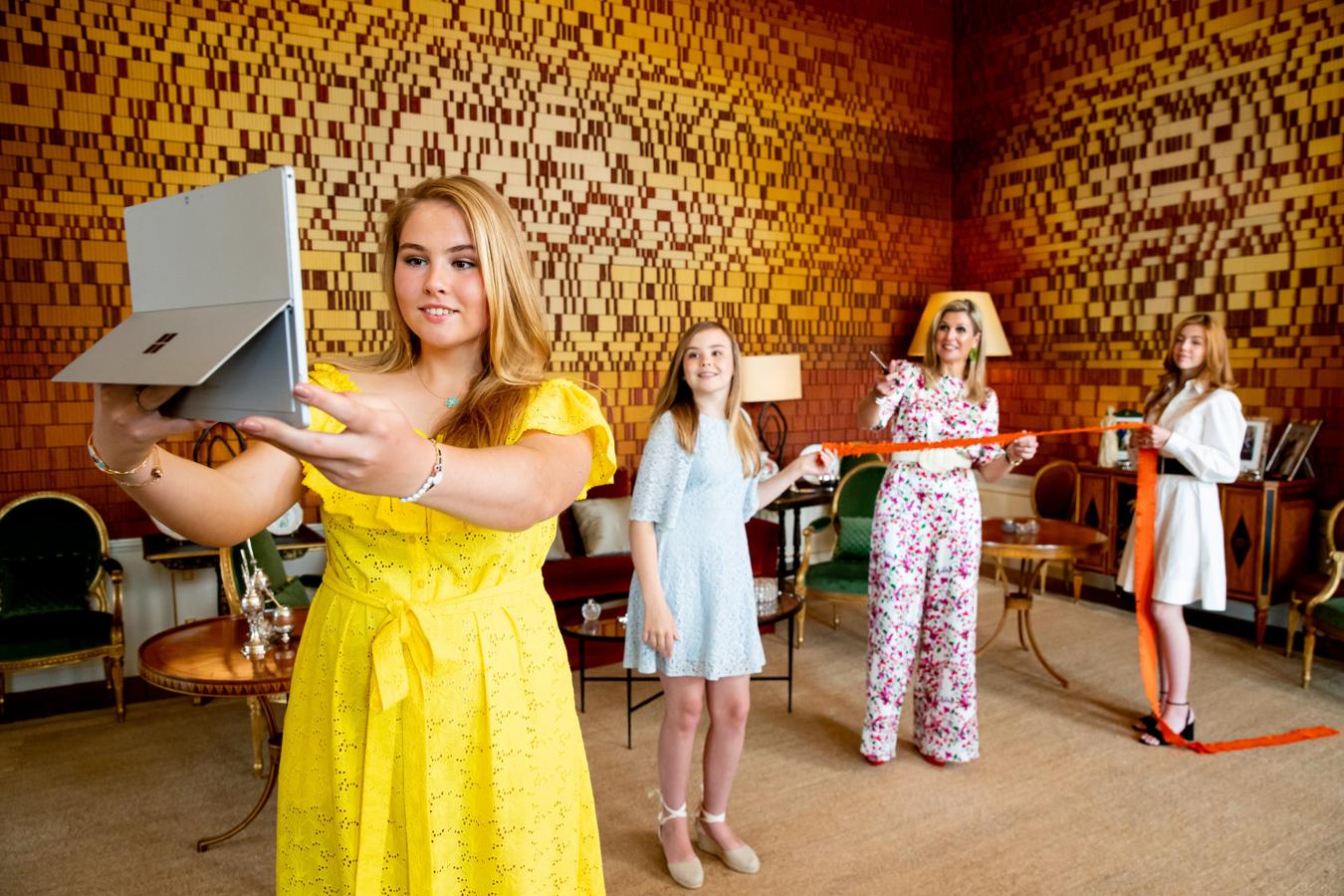 Las hijas de los Reyes de Holanda han heredado la belleza, el estilo y la naturalidad de su madre, la Reina Máxima. Amalia, futura reina de los Países Bajos, cumple 17 años en diciembre de 2020 y, gracias a sus altas capacidades, va un curso por delante de su edad en el instituto público en el que estudia en La Haya. Sus hermanas, Alexia y Ariane tienen 15 y 13 años respectivamente.