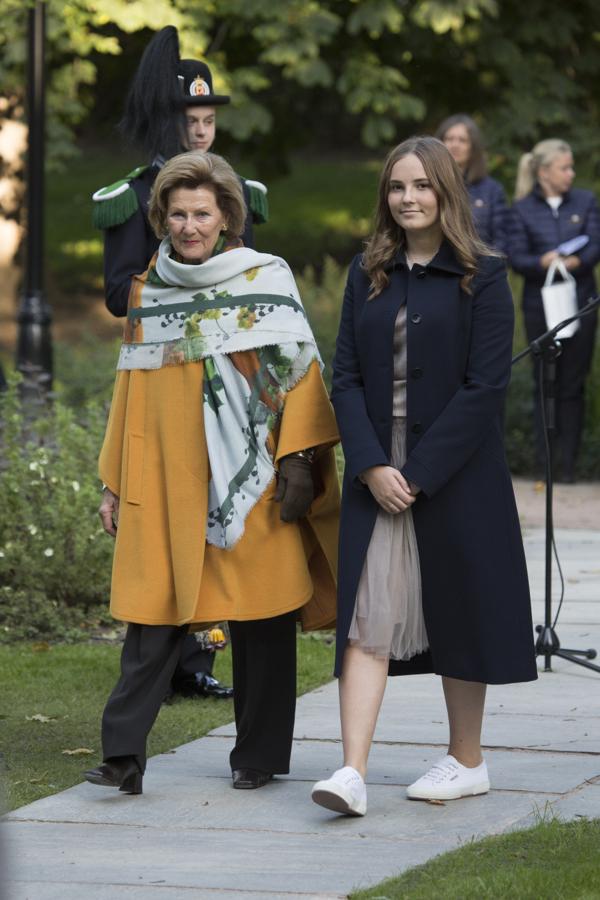 Ingrid Alexandra Noruega tiene 16 años y es la primera princesa noruega que nace con derecho a ser reina tras la abolición de la ley sálica en el país nórdico en 1990. Es bastante habitual verla junto a su padre y abuelos en actos oficiales, y asistió por primera vez al Parlamento como heredera cuando solo tenía 10 años.