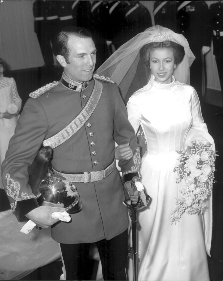 Ana de Inglaterra y el capitán Mark Anthony Phillips se casaron el 14 de noviembre de 1973 en la abadía de Westminster. Después de tener dos hijos en común (Zara y Peter), se divorciaron en abril de 1992 y en diciembre de ese mismo año la Princesa se casó en segundas nupcias con el vicealmirante sir Timothy James Laurence en la iglesia de Crathie Kirk, en Escocia, donde se permite el matrimonio religioso de personas divorciadas.