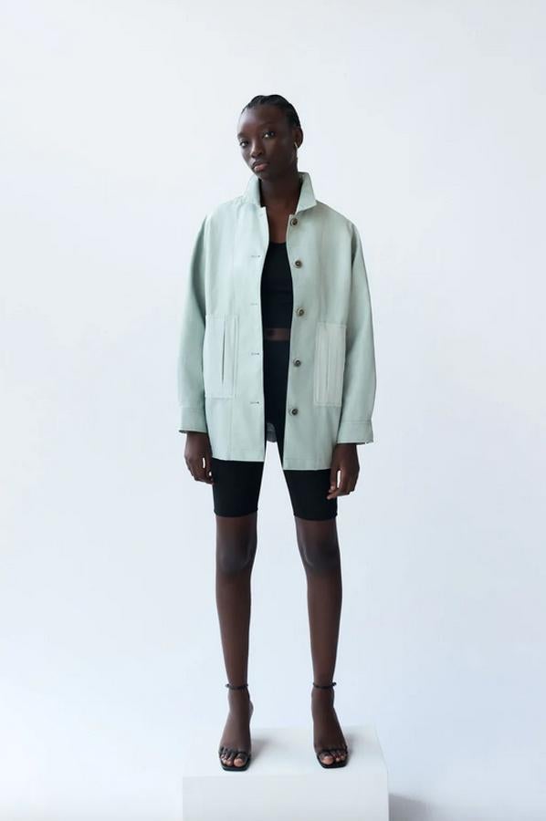 En color celeste, con cuello solapa y mangas largas, esta cazadora de bolsillos delanteros combinados es de Zara y tiene un precio de 39,95 euros. Está disponible entre las talas XS y XXL.