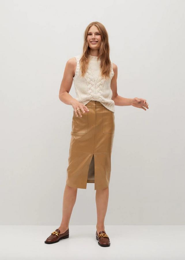 En Mango hemos encontrado esta falda lápiz en color beige con bolsillos de plastrón en el frontal y abertura en el bajo. Con un precio de 29,99 euros, está disponible entre las tallas 34 y 42.