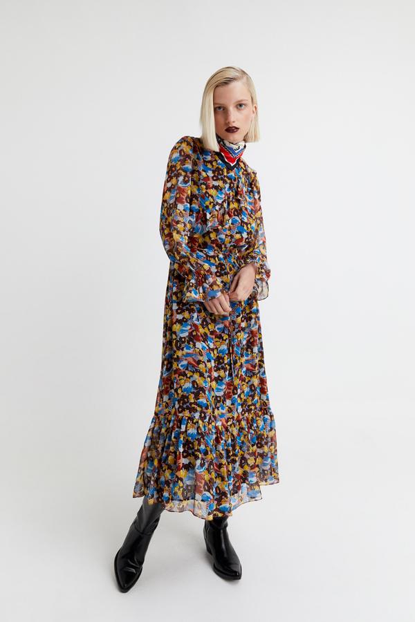 Uno de los estampados más vistosos de la temporada lo tiene este vestido de Sfera en tonos marrones, mostaza, azules y rojos. En diseño largo, con cuello caja y volantes en el frontal y el bajo, cuesta 49,99 euros y está disponible en las tallas S, M y L.