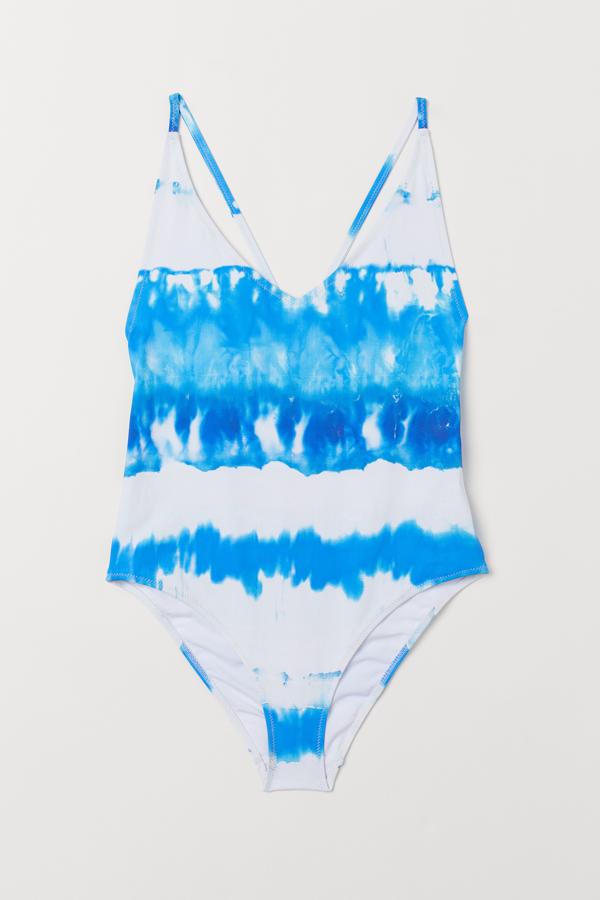 Bañador estampado batik blanco y azul: 20,99 euros (antes 29,99 euros).