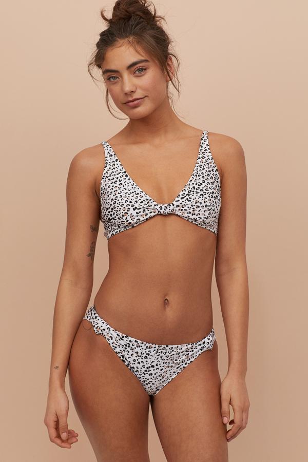 Braga de bikini con estampado leopardo sobre fondo blanco: 2,99 euros (antes 12,99 euros).