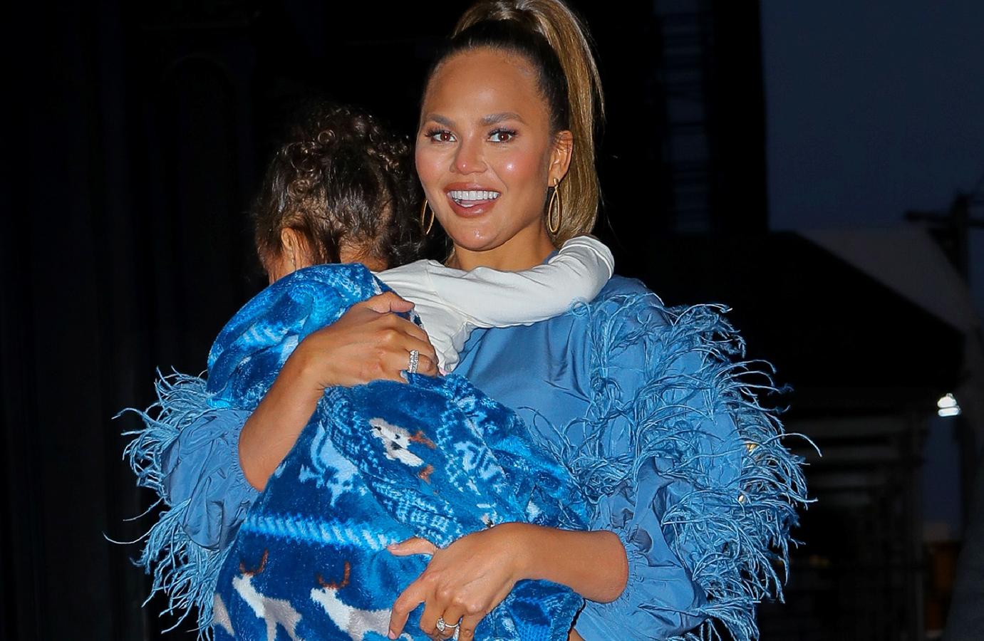 Paralelamente a todos estos relatos sobre los famosos relacionados directamente con Ghislaine Maxwell y Jeffrey Epstein, han aparecido informaciones falsas y teorías de la conspiración asociando a otros famosos con la pareja pedófila, por ejemplo a Tom Hanks, Heidi Klum o Chryssy Teigen, los tres supuestamente invitados al Boeing 727 del millonario. Teigen ha sido la más atacada por estas teorías conspiratorias: reveló que tuvo que bloquear alrededor de un millón de cuentas que la relacionaban con este caso de abuse sexual a menores.