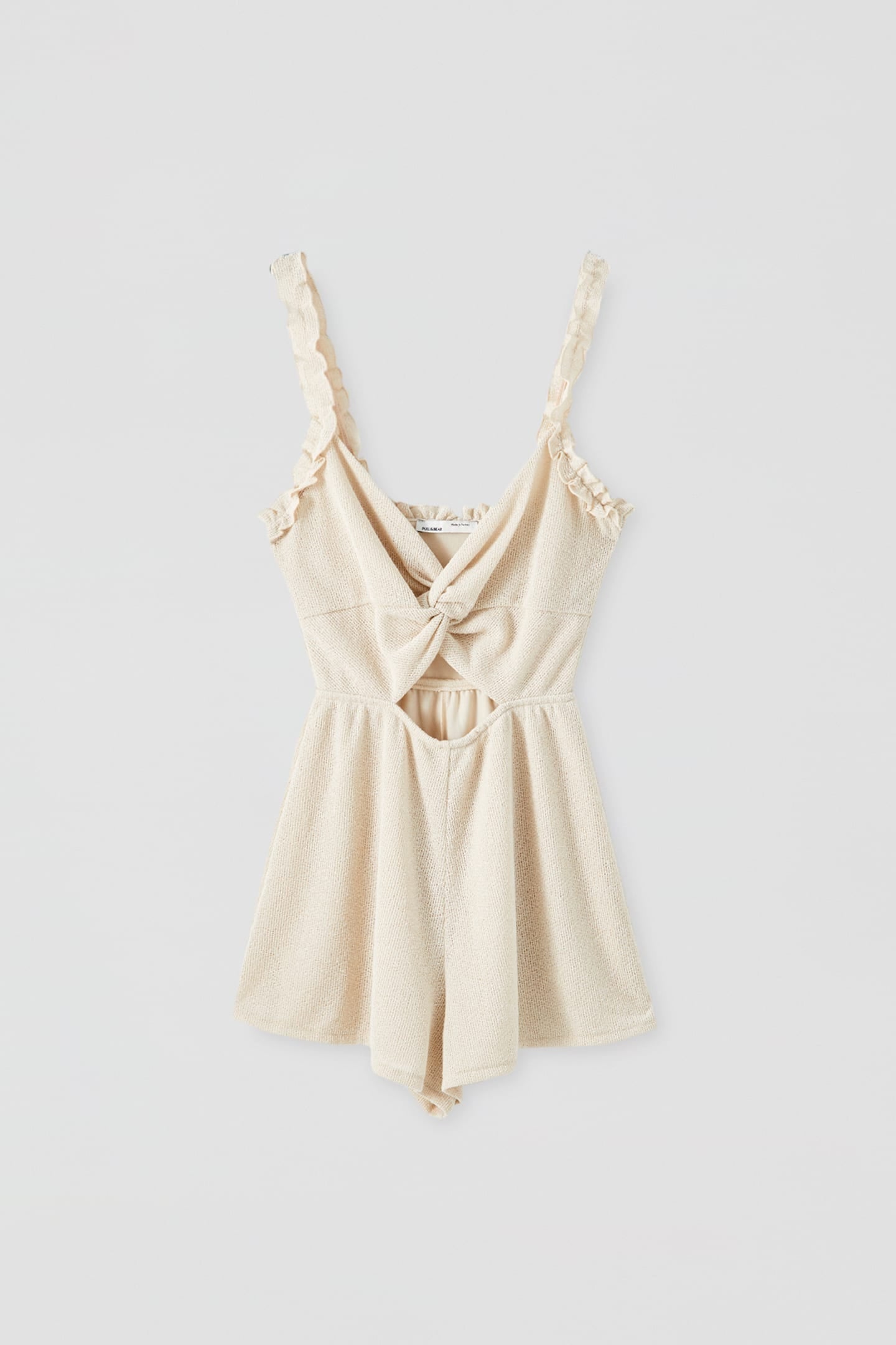 Mono corto de punto con escote a pico y cut out. (22,99 euros).