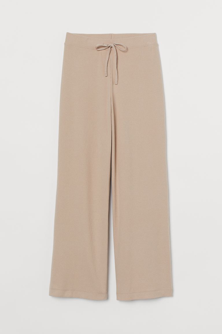 Pantalones de punto fluidos de H&M, lo más cómodo para el entretiempo. (24,99 euros).