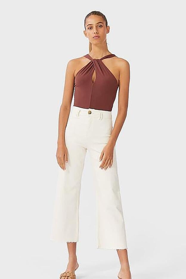 Disponible en marrón, negro o malva, este body queda genial con todos tus vaqueros.