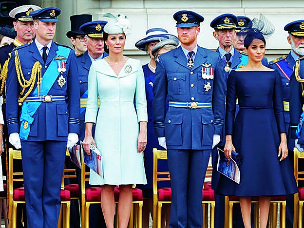 Los duques de Sussex con los duques de Cambridge, en un desfile militar.