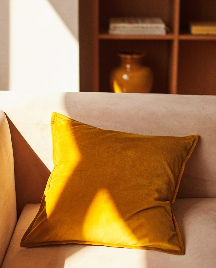 Disponible en rosa, petróleo o verde, esta funda de cojín de terciopelo de 45x45 centímetros tiene un precio de 9,99 euros.