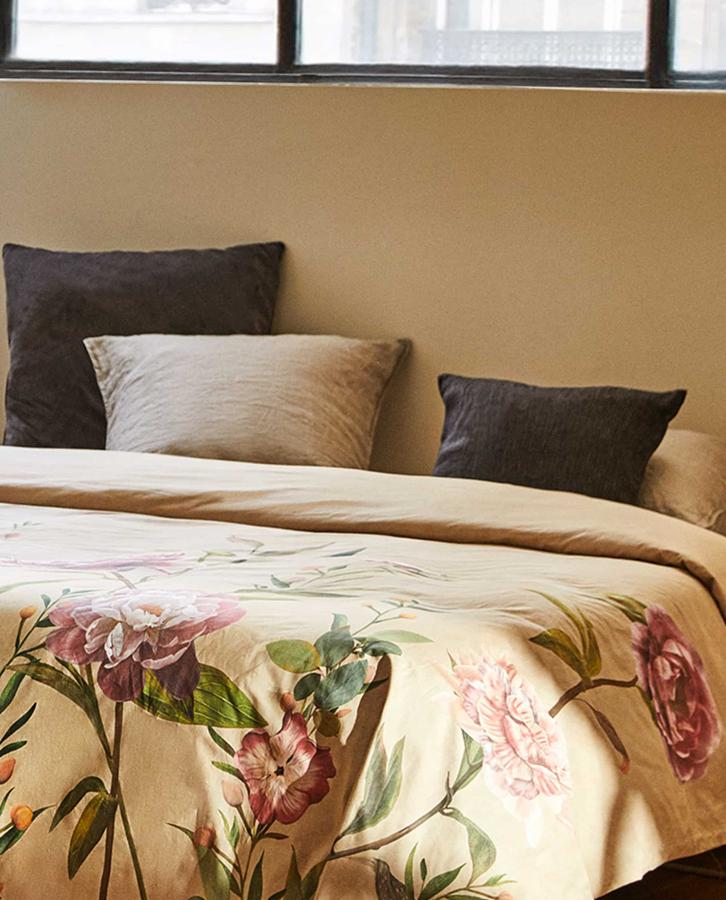 Confeccionada en algodón percal de 200 hilos, esta funda nórdica con diseño estampado de flores está disponible en varios tamaños. Desde 39,99 euros.