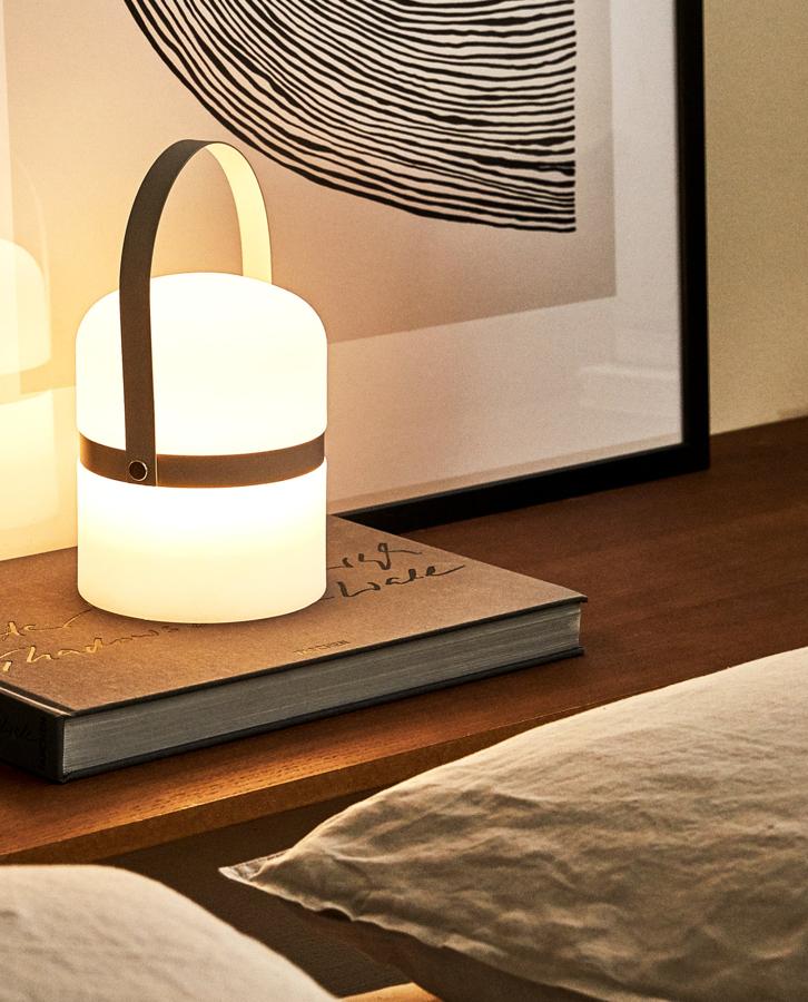 Esta original lámpara con asa disponible en color gris o blanco tiene un precio de 39,99 euros.