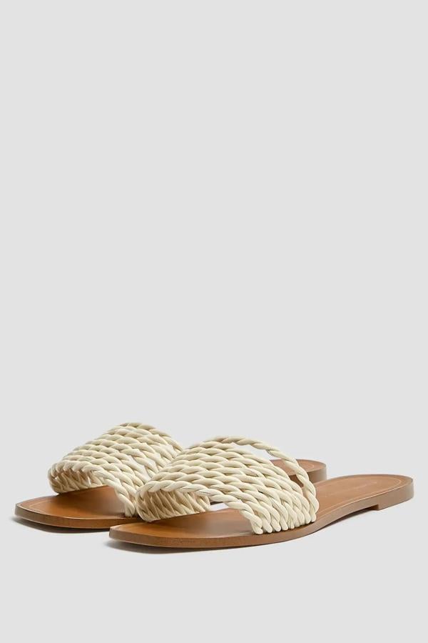 Este zapato abierto estilo pala de color blanco con tiras trenzadas en la parte delantera es de Pull & Bear y tiene un precio de 19,99 euros.