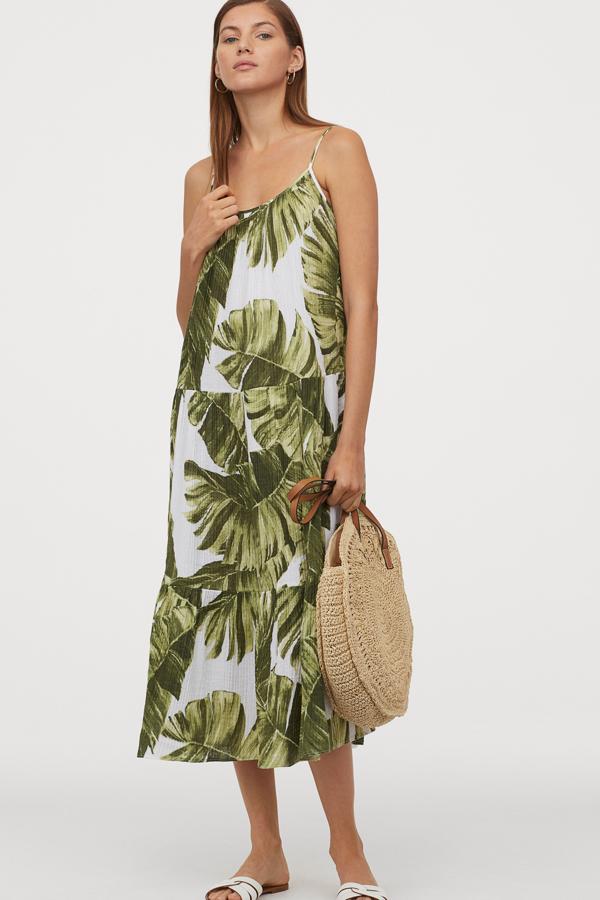 Con estampado de hojas de palmera, este vestido midi de tirantes finos ajustables y costuras fruncidas en la cadera, es de H&M y tiene un precio de 24,99 euros.