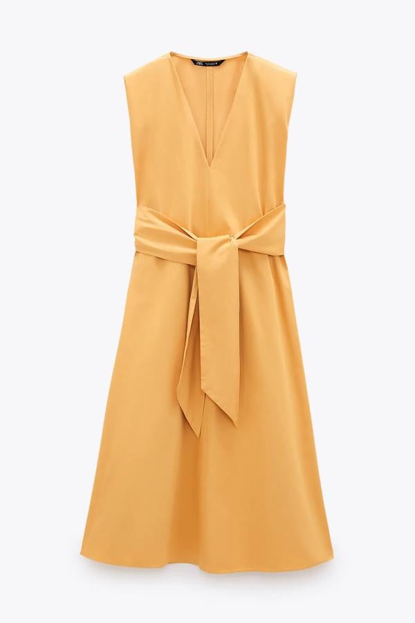 En color calabaza, este vestido midi con escote de pico y manga sisa con hombreras cuenta con cinturón lazada del mismo tejido. Es de Zara y tiene un precio de 29,95 euros.