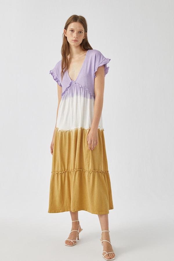 Este vestido midi con estampado tie-dye en varios tonos cuenta con manga sisa y escote de pico y está confeccionado en 100% algodón. Es de Pull & Bear y tiene un precio de 25,99 euros.