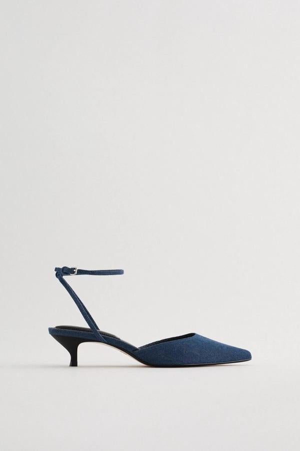 En color azul denim, este zapato de tacón kitten forrado con acabado en punta y cierre mediante hebilla al tobillo es de Zara y tiene un precio de 29,95 euros.