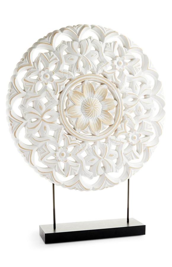 Este adorno de tamaño grande con una mandala en color blanco y estructura en negro es de Primark y tiene un precio de 12 euros.