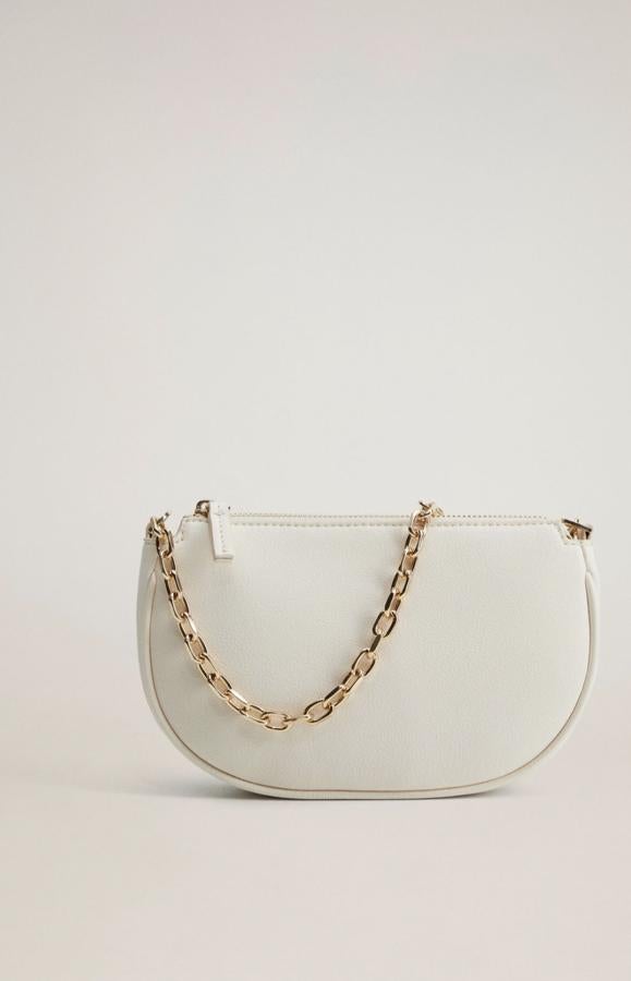 Disponible en blanco roto, azul o negro, este mini bolso baguette cuenta con asa de cadena y asa larga. Es de Mango y tiene un precio de 15,99 euros.